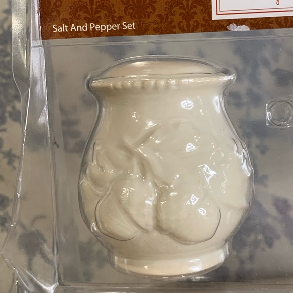 BNIB Holiday Inspirations Ceramic Acorn Oak Leaf Salt & Pepper Shakers - Picture 5 of 8